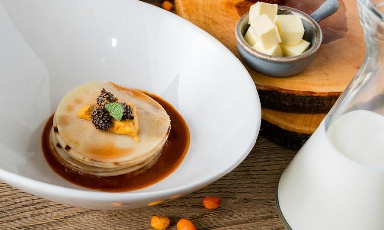 Рецепт блинного пирога с облепиховым кремом и вареньем из шишек