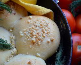 Булочный пирог с творогом и томатами