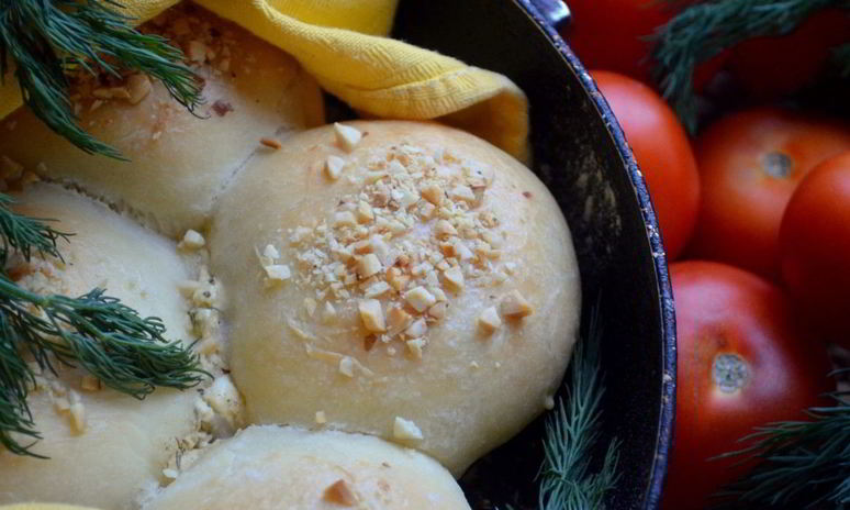 Рецепт булочного пирога с творогома и томатами