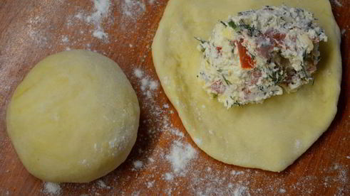 булочный пирог с творогом и томатами