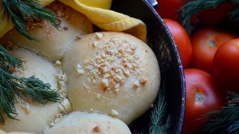 булочный пирог с творогом и томатами