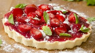 Домашний тирольский пирог с клубникой