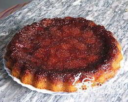 Карамельный яблочный пирог с корицей