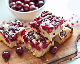 Открытый пирог с вишней