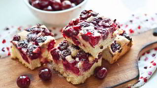 Открытый пирог с вишней