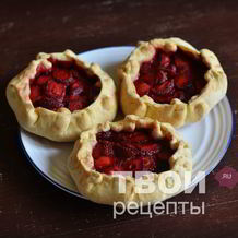 Пироги с клубникой