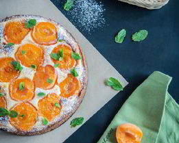 Пирог из полу-песочного теста с творогом и абрикосами