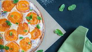 Пирог из полу-песочного теста с творогом и абрикосами