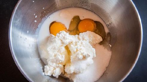 пирог из полу-песочного теста с творогом и абрикосами