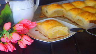 Пирог из творожного теста с яблоками