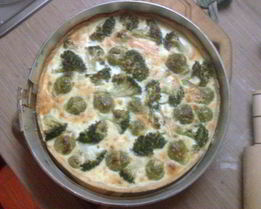 Пирог с брокколи и брюссельской капустой