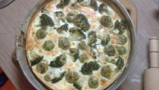 Пирог с брокколи и брюссельской капустой