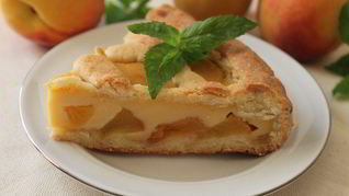 Пирог с персиками и пудингом из ряженки