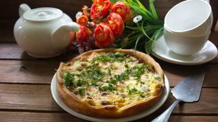 Пирог с шампиньонами и курицей