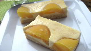 Пирог с творогом и персиками