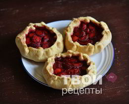 Пироги с клубникой