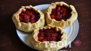 Пироги с клубникой
