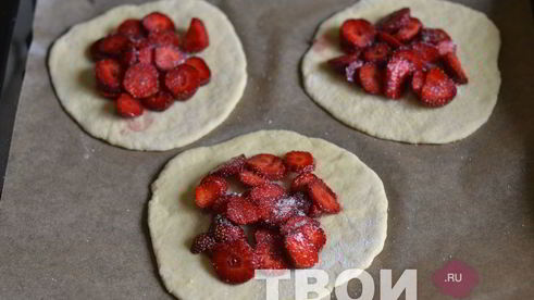 пироги с клубникой
