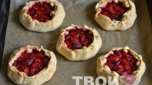 пироги с клубникой
