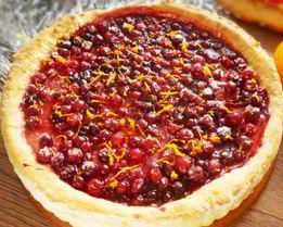 Сдобный пирог с клюквой