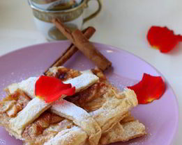 Слоеный пирог с яблоками и корицей