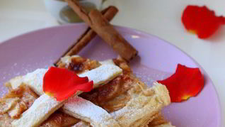 Слоеный пирог с яблоками и корицей