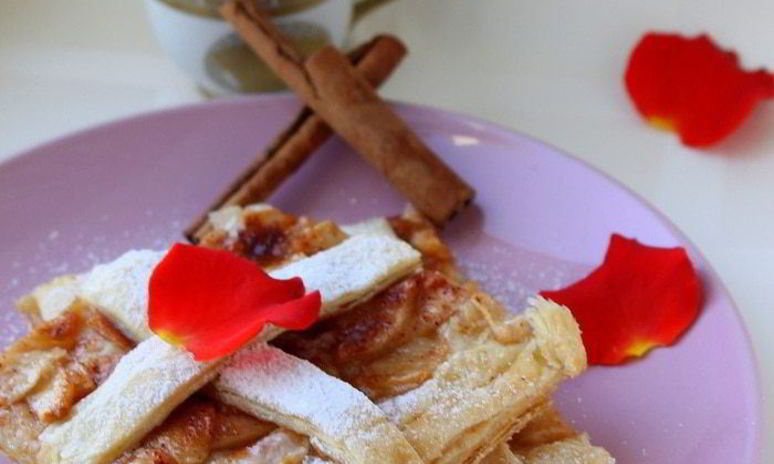 Рецепт слоеного пирога с яблоками и корицей