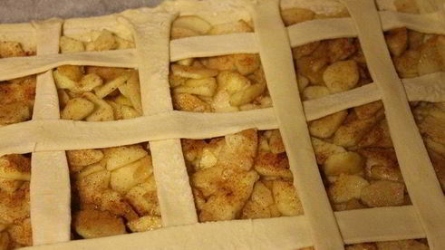 слоеный пирог с яблоками и корицей