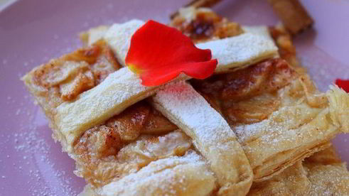 слоеный пирог с яблоками и корицей