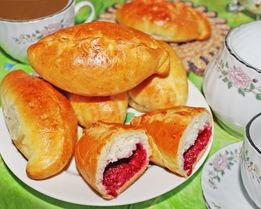 Дрожжевые пирожки с малиной в духовке