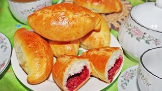 Дрожжевые пирожки с малиной в духовке