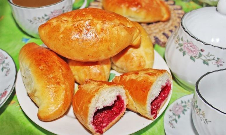 Рецепт дрожжевых пирожков с малиной в духовке