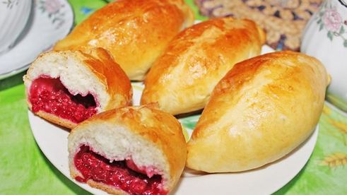 дрожжевые пирожки с малиной в духовке