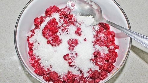 дрожжевые пирожки с малиной в духовке