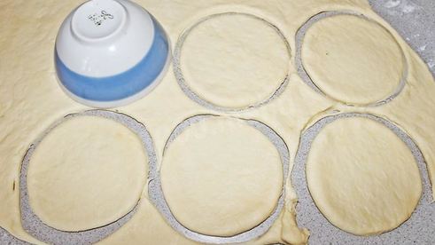 дрожжевые пирожки с малиной в духовке