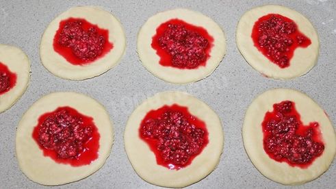 дрожжевые пирожки с малиной в духовке