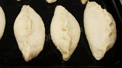 дрожжевые пирожки с малиной в духовке