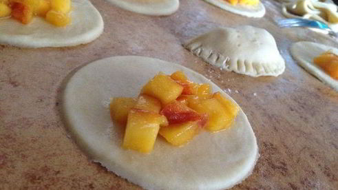 песочные пирожки с персиками