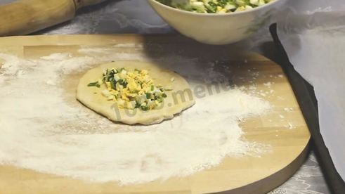 пирожки из нежного теста на кефире с зеленым луком и яйцом