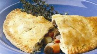 Пирожки из песочного теста с мясом и картофелем