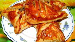 Пирожки из слоеного теста с фаршем