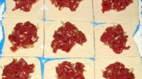 пирожки из слоеного теста с фаршем