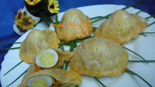 Пирожки из слоеного теста с яйцом