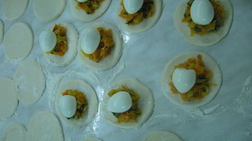 пирожки из слоеного теста с яйцом