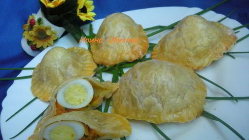 пирожки из слоеного теста с яйцом