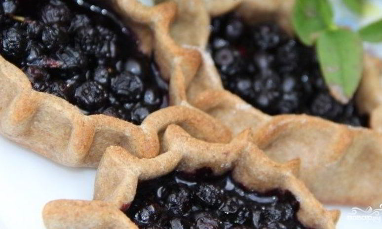 Рецепт пирожков с черникой из пресного теста