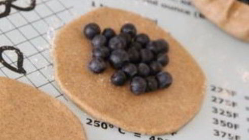 пирожки с черникой из пресного теста