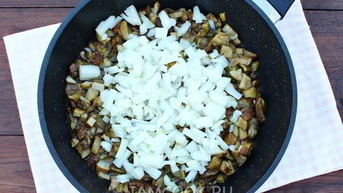 пирожки с грибами из слоеного теста