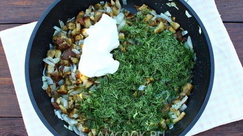 пирожки с грибами из слоеного теста