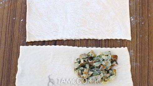 пирожки с грибами из слоеного теста